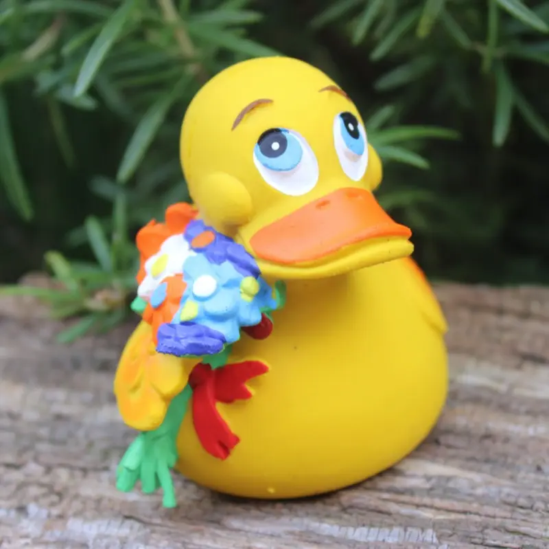 Blumenstrauß Kavalier Duck Quietscheente Badeente Naturkautschuk Lanco