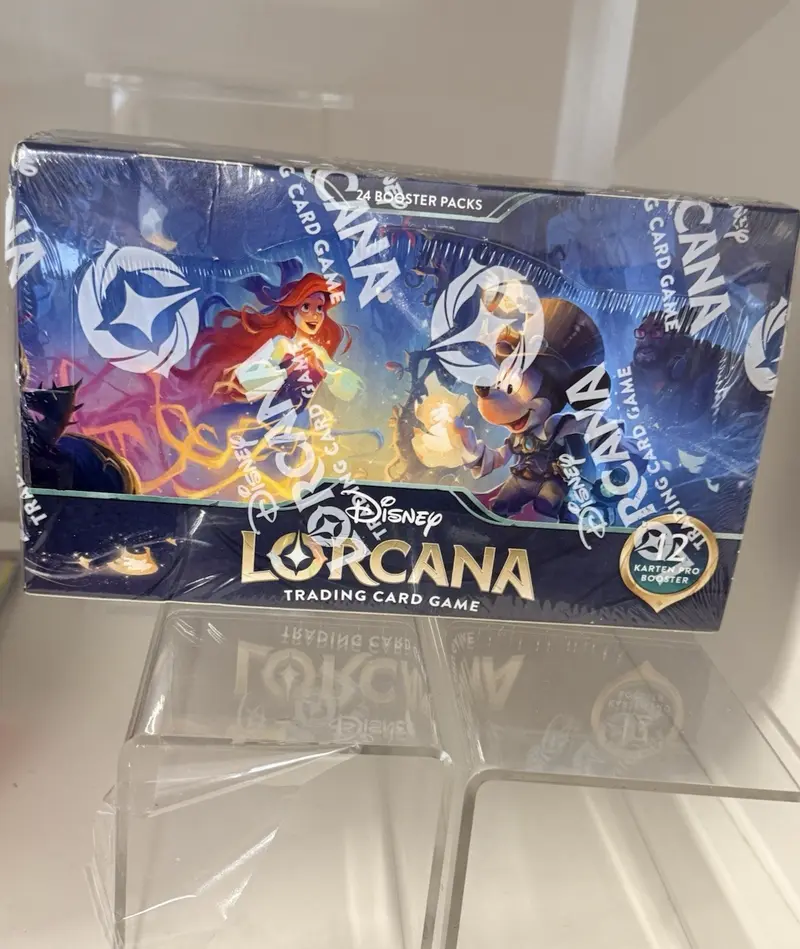 Disney Lorcana Geflüster aus der Tiefe 24 Booster Display Box - Deutsch