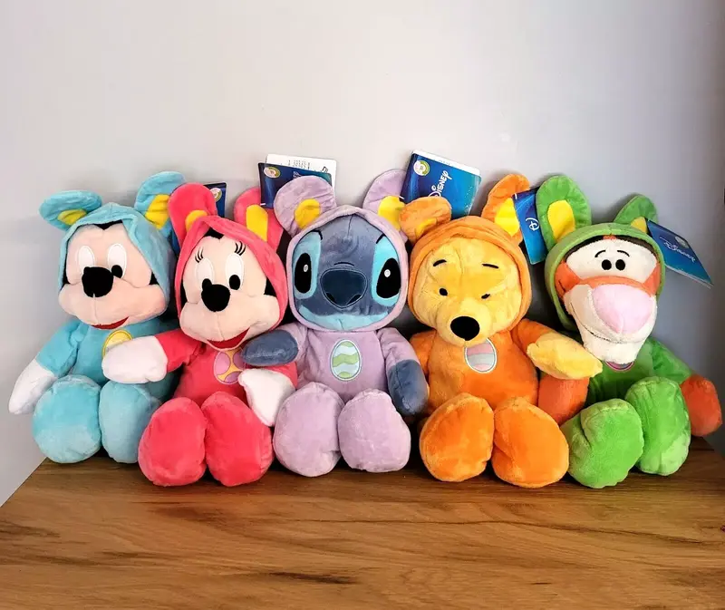 Disney Plüsch Stofftier Kuscheltier Auswahl Winnie Pooh Puuh/Tigger /Stitch / Mickey/ Minnie Maus Pyjama Party im Strampler im Schlafanzug NEU