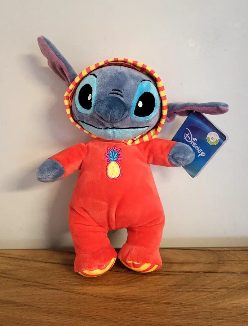 Disney Plüsch Stofftier Kuscheltier Stitch Pyjama Party im Strampler rot NEU