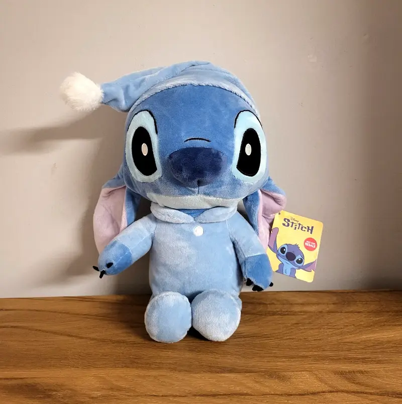 Disney Stitch Plüschtier Stofftier Kuscheltier Plüsch Merch Figur Pyjama Party im Strampler im Schlafanzug NEU
