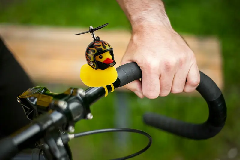 Fahrrad Lenker Klingel Hupe Bike Duck Ente Quietscheente Propellerhelm Flamme
