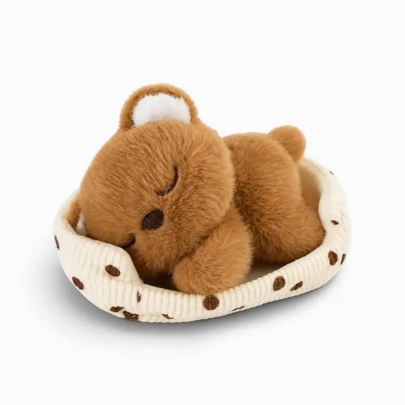 Kleines Bären-Kuscheltier in einem Körbchen