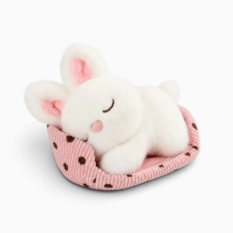 Kleines Kaninchen-Kuscheltier in einem Körbchen