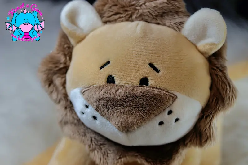 Löwe Luis mit "Leo" auf dem Po
