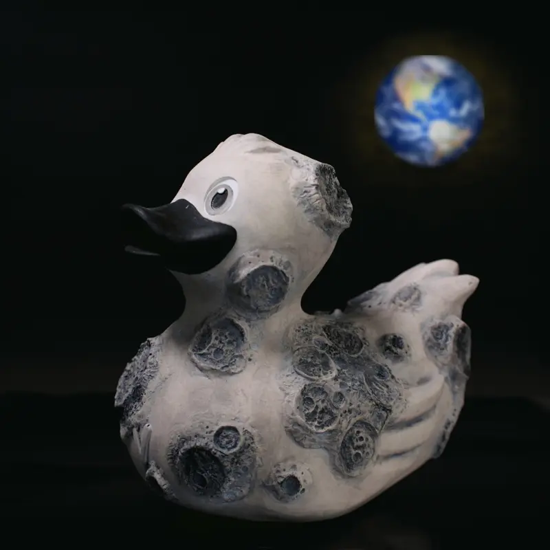 Moon Art Duck Kunstobjekt Kunsthandwerk Dekofigur von Kwnna